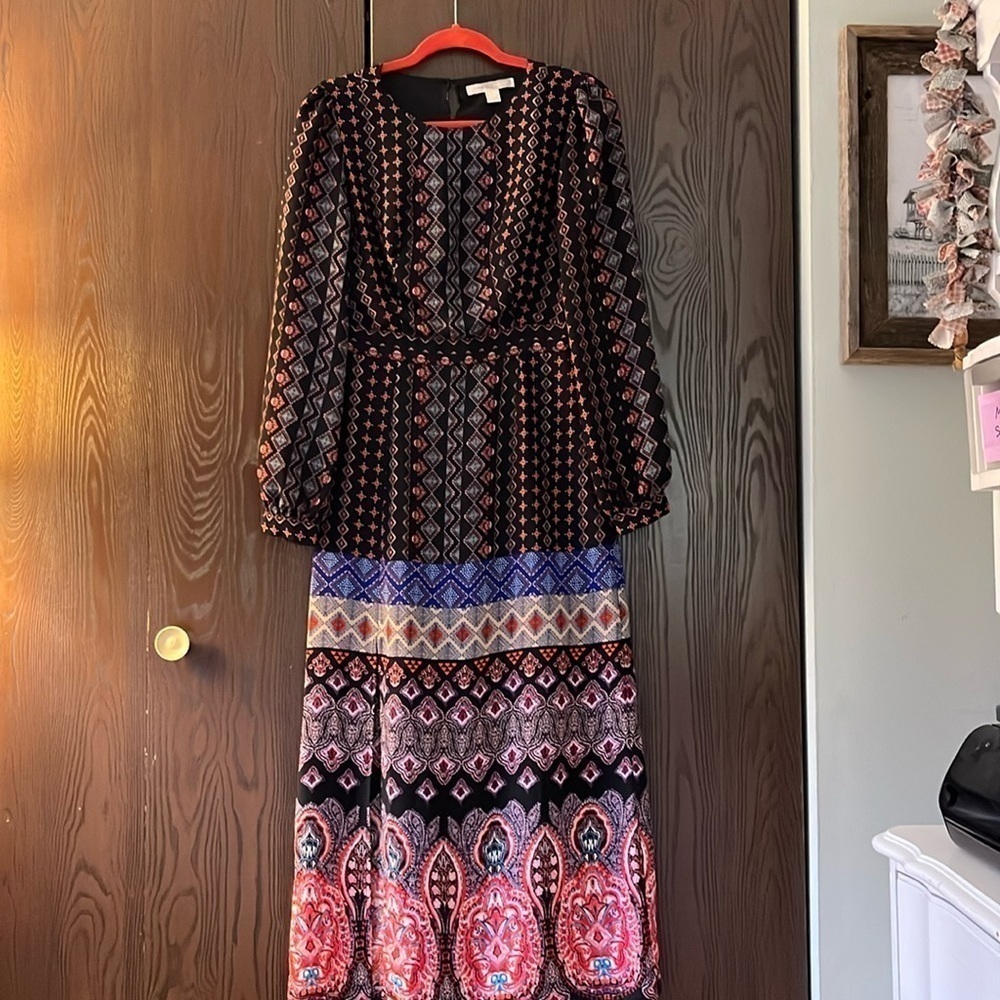 Forever 21 multi-colored maxi dress with long sleeves and peekaboo back. Size S